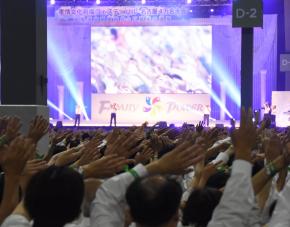 写真・図版 : 世界平和統一家庭連合（旧統一教会）の韓鶴子総裁を招いたイベントで、一斉に手を振る参加者ら＝2019年10月、愛知県常滑市