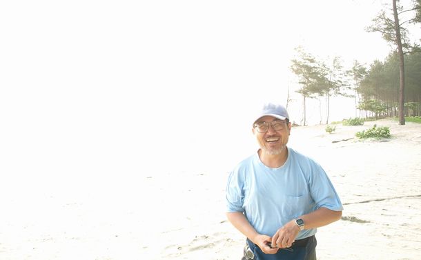 写真・図版 : 三谷雅純さん。〈障害者〉になってもフィールドに出るとおもわず笑顔になる。インドネシアのスマトラ島南岸で撮影（三谷さん提供）