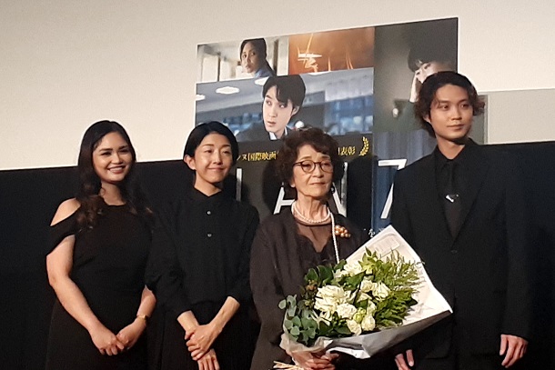 早川千絵監督(左から2人目)は舞台あいさつで、「PLAN 75」を「たくさん余白のある映画です」と表現した=2022年6月18日、東京都新宿区