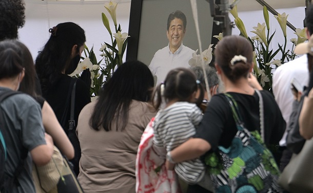 故・安倍晋三元首相への一般弔問には多くの人が詰めかけた＝2022年7月12日、東京都港区の増上寺