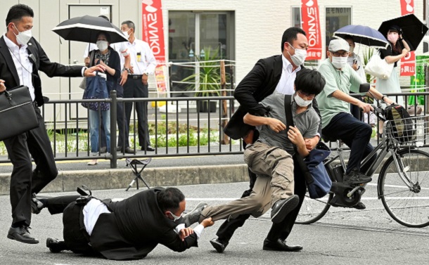 写真・図版 : 安倍元首相を銃撃し、取り押さえられる山上徹也容疑者＝2022年7月8日午前11時30分、奈良市
