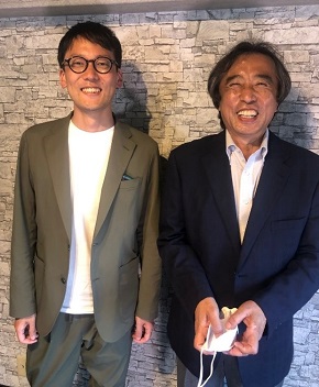 斎藤幸平さん(左)と筆者。「金平さん、表情硬すぎますよ」とＮディレクターに言われて撮り直したわ