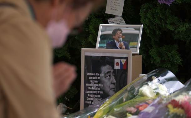 写真・図版 : 献花台には安倍晋三元首相の写真やメッセージなどが花と一緒に置かれていた＝2022年7月15日、奈良市