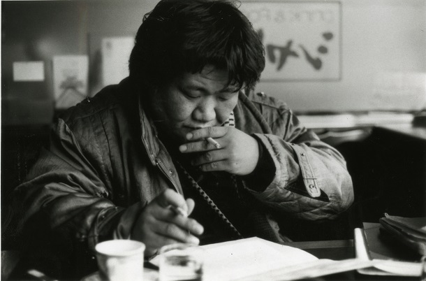 1985年1月、新宿の喫茶店で執筆する中上健次氏