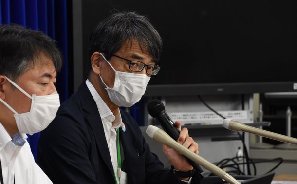 写真・図版 : 厚生労働省の専門家組織の会合後に会見する座長の脇田隆字・国立感染症研究所長＝2022年8月10日、東京・霞が関の厚生労働省