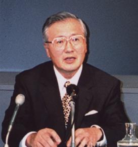 写真・図版 : ソニーの社外取締役に就任し記者会見する中谷巌氏＝1999年6月
