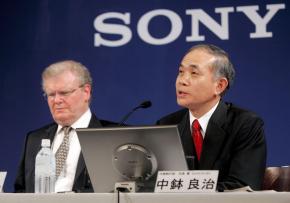 写真・図版 : ソニーの経営方針を発表する中鉢良治社長とストリンガー会長-=2005年9月