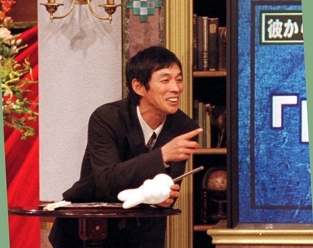 写真・図版 : 明石家さんま＝2000年、日本テレビのスタジオで
