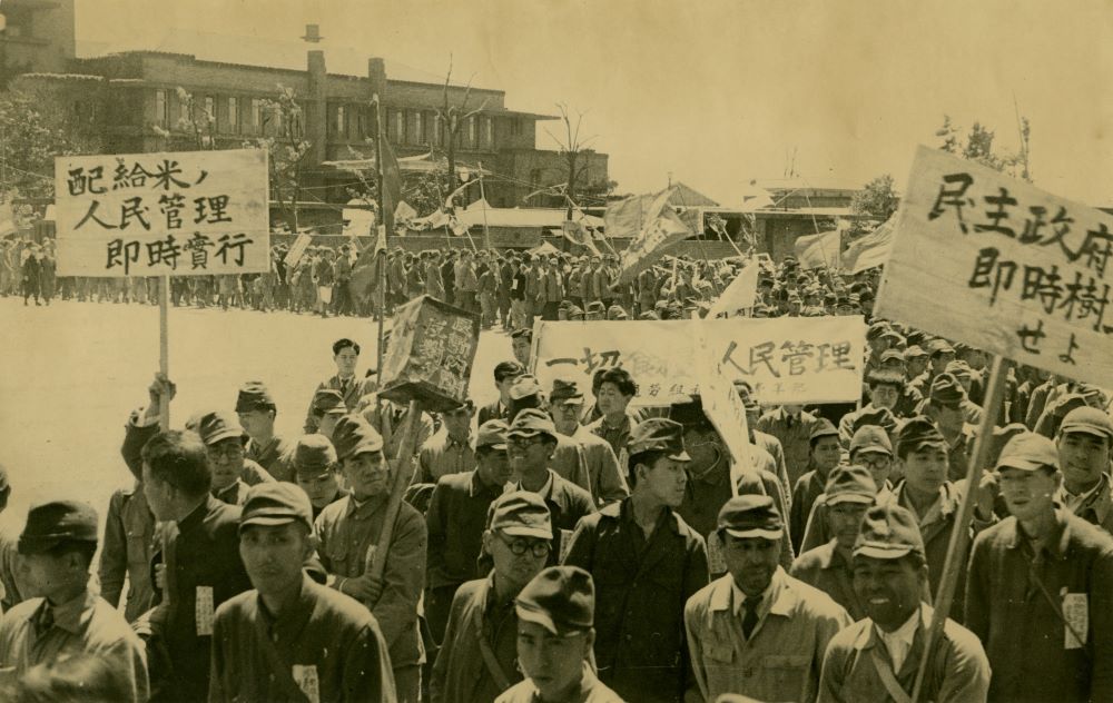 写真・図版 : 食糧メーデーで配給米の人民管理などを求めて首相官邸前をデモ行進する人々＝1946年5月19日