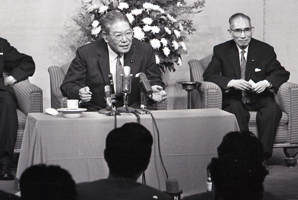 写真・図版 : 内閣改造後の記者会見をする池田勇人首相（左）＝1963年7月、首相官邸