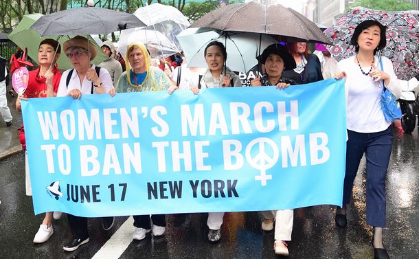 写真・図版 : 核兵器禁止条約の制定を求めてデモ行進する被爆者ら＝2017年6月17日、ニューヨーク・マンハッタン