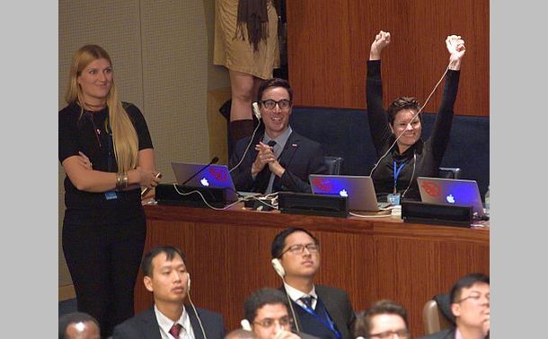 写真・図版 : 国連総会第1委員会で「核兵器禁止条約」の交渉開始を求める決議が採択され、喜ぶ核兵器廃絶国際キャンペーン（ICAN）のメンバーら＝2016年10月27日、ニューヨークの国連本部
