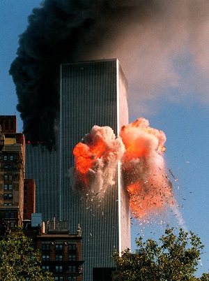 飛行機が突入直後、激しく炎が噴き出した世界貿易センタービル＝2001年9月11日、ニューヨーク、撮影・廣野三夫さん 
