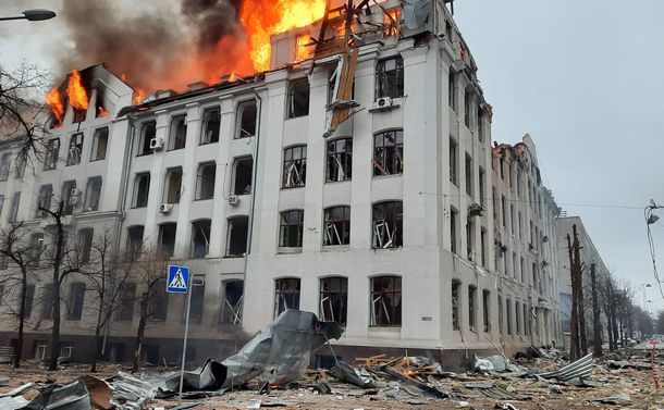 ハリコフで3月2日、攻撃を受けて炎を上げる警察施設＝ウクライナ非常事態当局のフェイスブックから