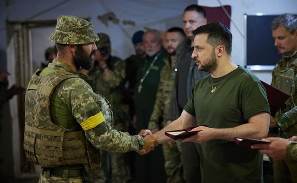 ウクライナ南部ミコライウ州の前線基地を訪問し、軍関係者と握手するゼレンスキー大統領（右）＝ウクライナ大統領府のサイトから