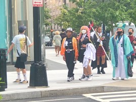 写真・図版 : ワシントンDC都心を闊歩するコスプレの若者たち＝撮影・筆者