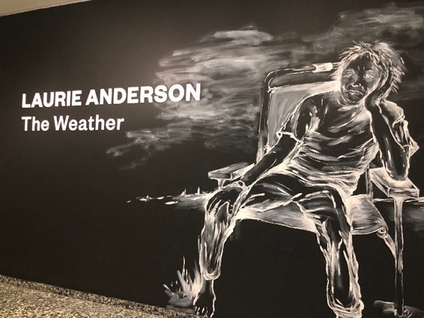 写真・図版 : ローリー・アンダーソンの展覧会『The Weather』＝スミソニアンアメリカ美術館、撮影・筆者