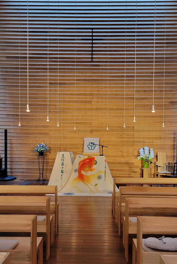 写真・図版 : 教会にしつらえられた演台＝北九州市八幡東区