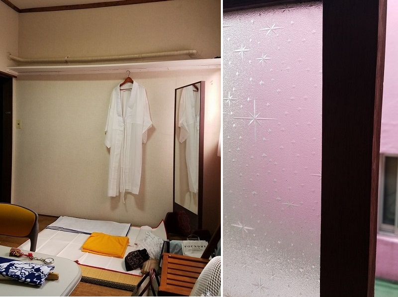 写真・図版 : スクリーン裏にあった楽屋。【右】窓は懐かしい模様の磨りガラス。