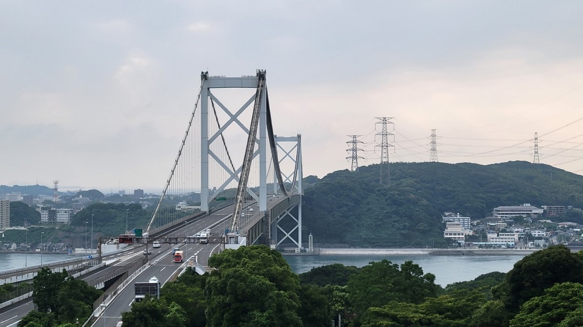 写真・図版 : 狭い海峡にかかる関門橋