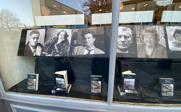トリニティ大学の前の本屋にディスプレイされていたアイルランドの作家たち（向かって左からジョイス、ワイルド、ビーアン、バケット、メイヴ・ビンチー