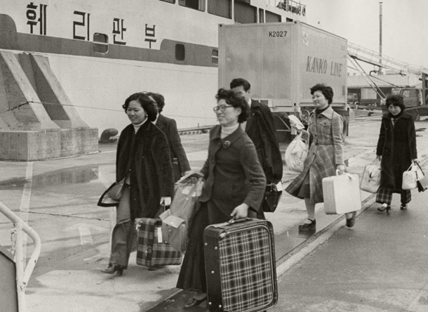 写真・図版 : 統一教会の合同結婚式に出席するため関釜フェリーに乗り韓国に向かう信者たち=1975年2月3日、山口県の下関港