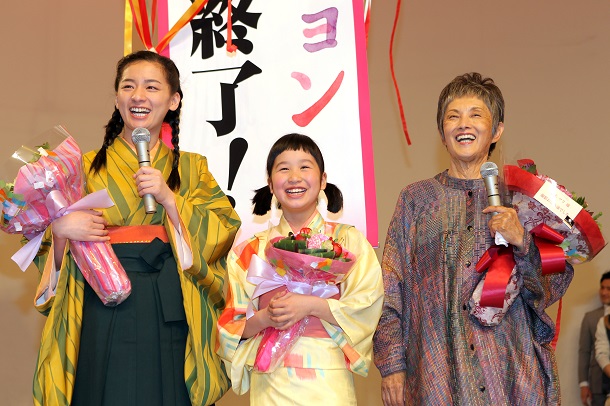 記者の質問に笑顔を見せる小原糸子役の（左から）尾野真千子さん、二宮星さん、夏木マリさん2012年2月