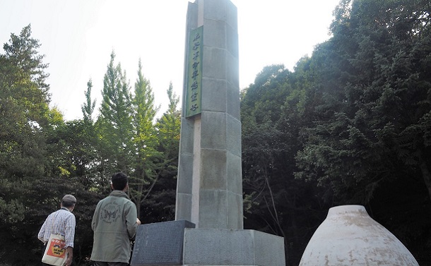 激戦の戦場跡「牛金峙(ウグムチ)」にある東学農民軍の慰霊塔=韓国・忠清南道の公州郊外