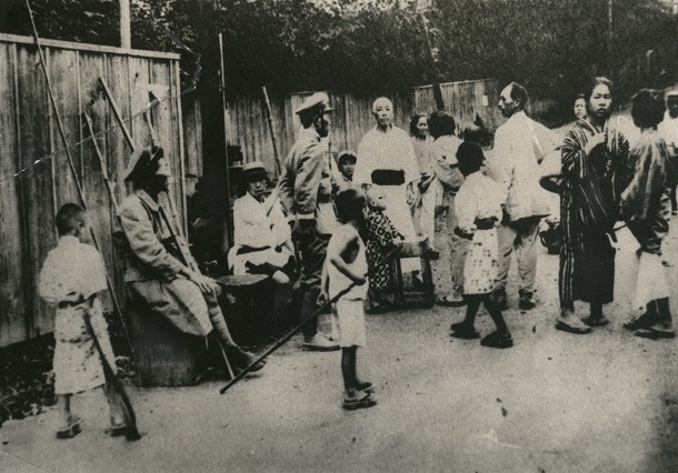 写真・図版 : 1923年の関東大震災で、竹槍を手に警戒に当たる自警団