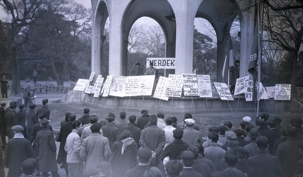 写真・図版 : インドネシアからのオランダ撤退を求めて集会を開くアジア各国の人々＝1949年1月12日、東京・日比谷公園