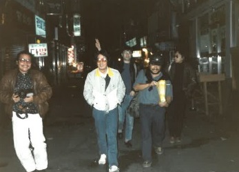 写真・図版 : ソウルの夜道を歩く（手前左から）斎藤一男、つかこうへい、小山一彦、（奥）原田隆、山本能久＝1985年