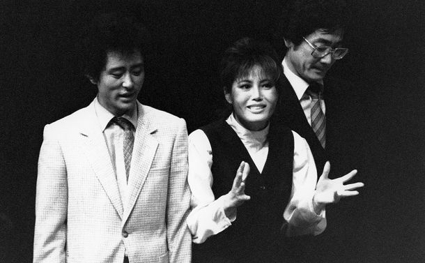 写真・図版 : ソウルで上演された『熱海殺人事件』の舞台＝1985年、©斎藤一男
