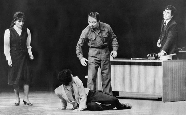 写真・図版 : ソウル版『熱海殺人事件』の舞台＝1985年