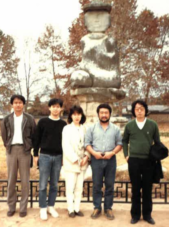 写真・図版 : 扶余への小旅行で（左から）菅野重郎、筆者、江美由子、小山一彦、つかこうへい＝1985年