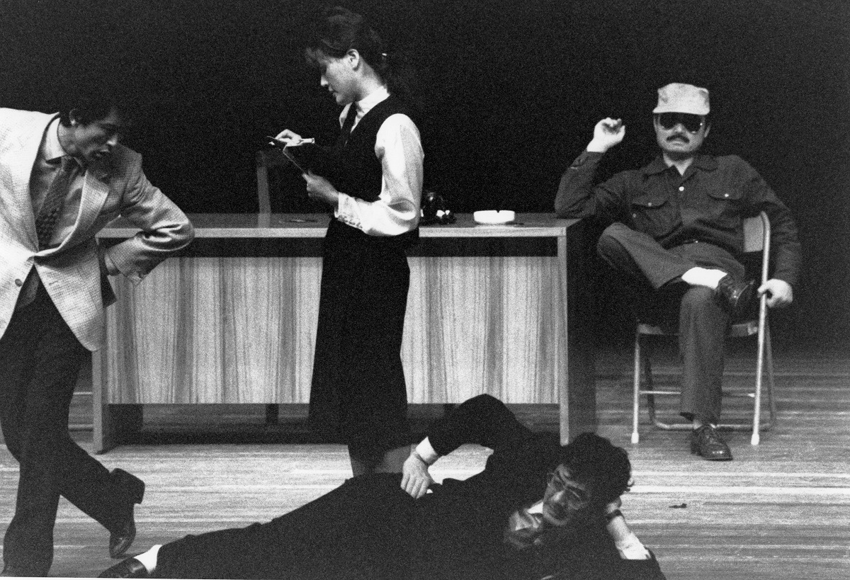 写真・図版 : ソウル版『熱海殺人事件』の舞台＝1985年、©斎藤一男