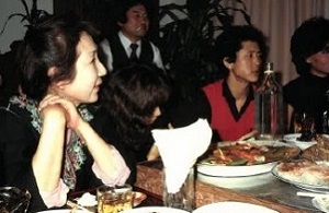 写真・図版 : 全玉淑（左端）の自宅で行われた『熱海殺人事件』の打ち上げ＝1985年、ソウル
