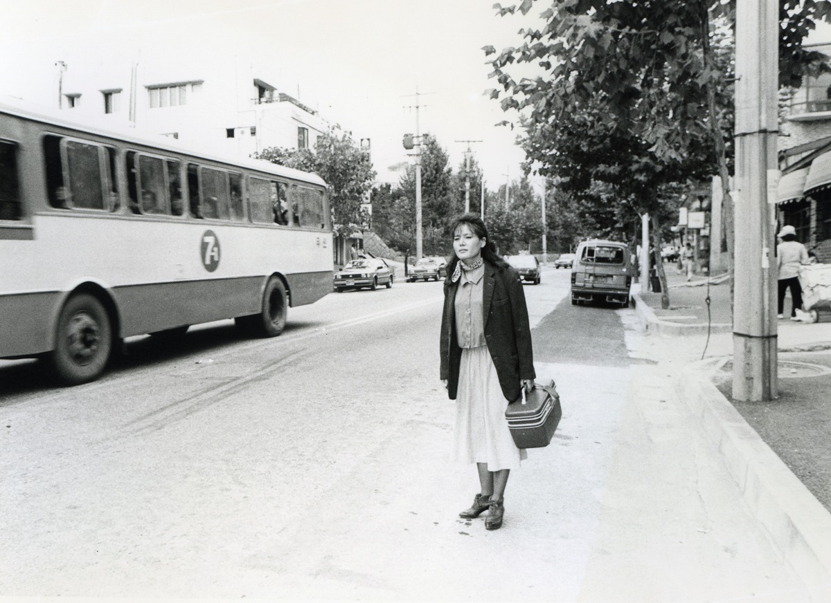 写真・図版 : ソウルの街を歩く金知淑＝1985年、©斎藤一男
