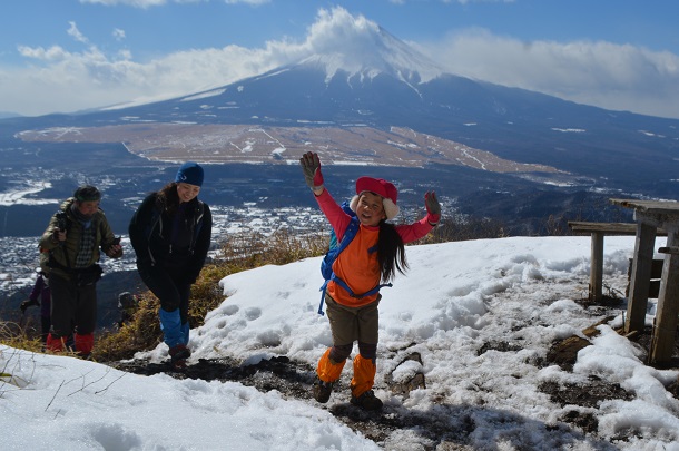 100座目の杓子山に登頂して喜ぶ伴野嶺ちゃんと母の直美さん（右から２人目）2018年2月12日