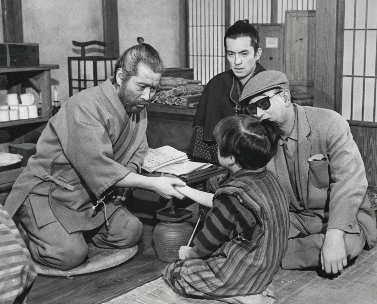 写真・図版 : 『赤ひげ』撮影中の黒澤明（右）。左が三船敏郎、奥が加山雄三＝1963年、東京都世田谷区