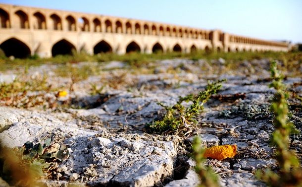 ザーヤンデ川は、川底がむき出しになり、乾燥してひび割れていた＝2021年11月、イラン中部イスファハン