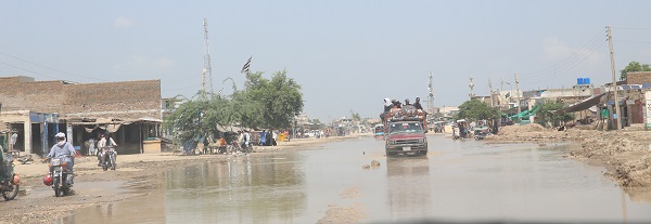 パキスタンの洪水では、国土の3分の1が冠水したとされる＝2022年8月、カイバル・パクトゥンクワ州、「HOPE’87」提供 