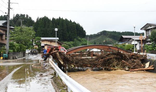 氾濫した内川川。日本を始め世界中で洪水や氾濫が相次いでいる＝2022年8月、秋田県五城目町
