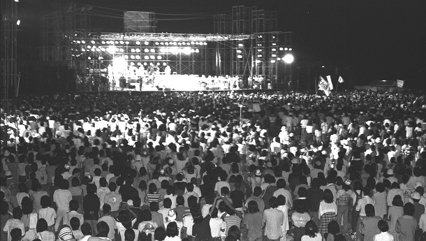 写真・図版 : 愛知県知多半島の沖、篠島で開かれた吉田拓郎のコンサート＝1979年7月27日