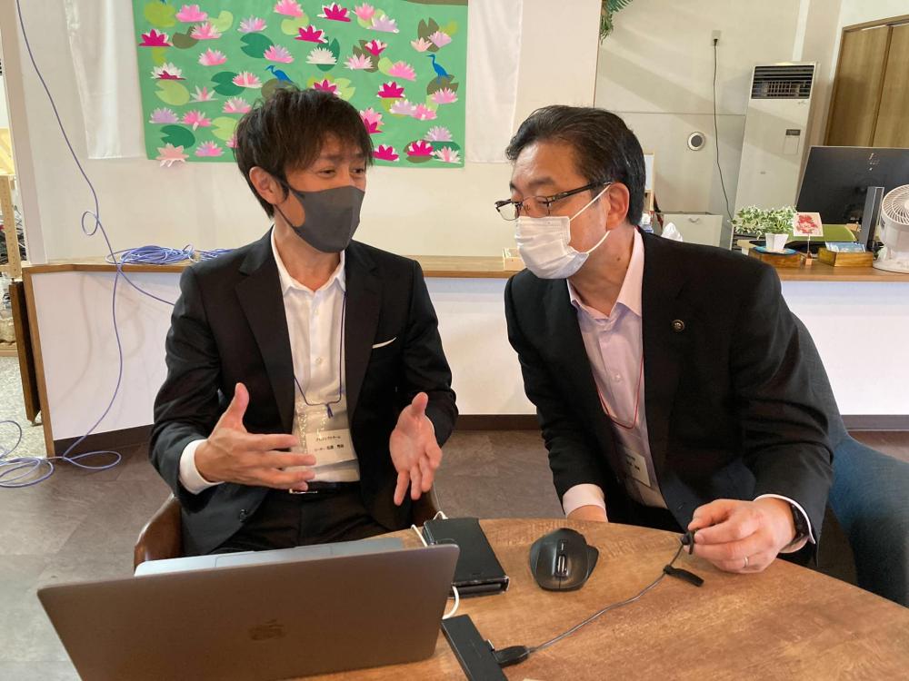 写真・図版 : 米沢則寿・帯広市長にプロジェクトの説明をする筆者
