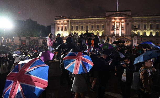 エリザベス女王の死去を受け、雨が降る中でもバッキンガム宮殿の前には大勢の人々が集まった