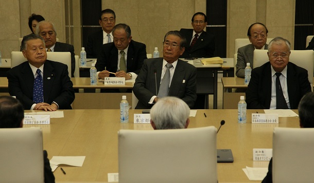 写真・図版 : 東京五輪招致委員会の第１回評議会には政財界の重鎮が並んだ＝2011年11月28日 