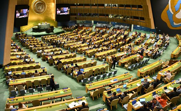 写真・図版 : 核不拡散条約（NPT）の再検討会議が開かれた国連総会議場＝2022年8月26日、米ニューヨークの国連本部