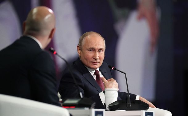 写真・図版 : サンクトペテルブルク国際経済フォーラムで全体会合の討論に参加したロシアのプーチン大統領＝2021年6月4日、ロシア大統領府