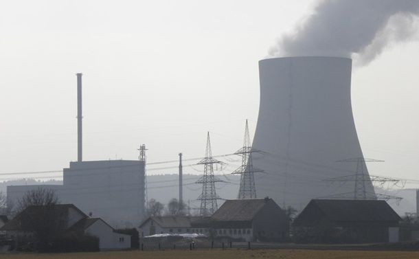 写真・図版 : ドイツの原子力発電所イザール1号機と2号機
