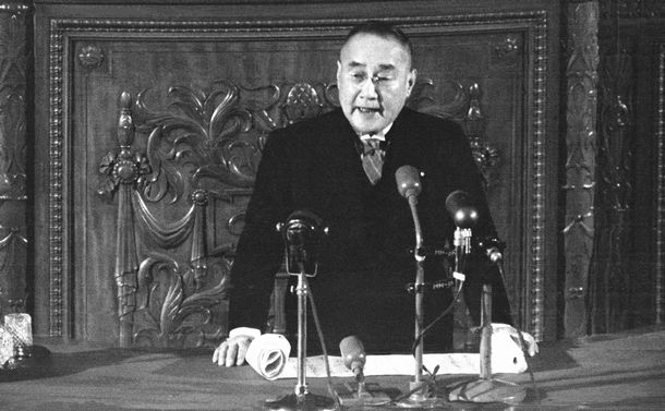 写真・図版 : 国会で施政方針演説をする吉田首相=1951年1月26日